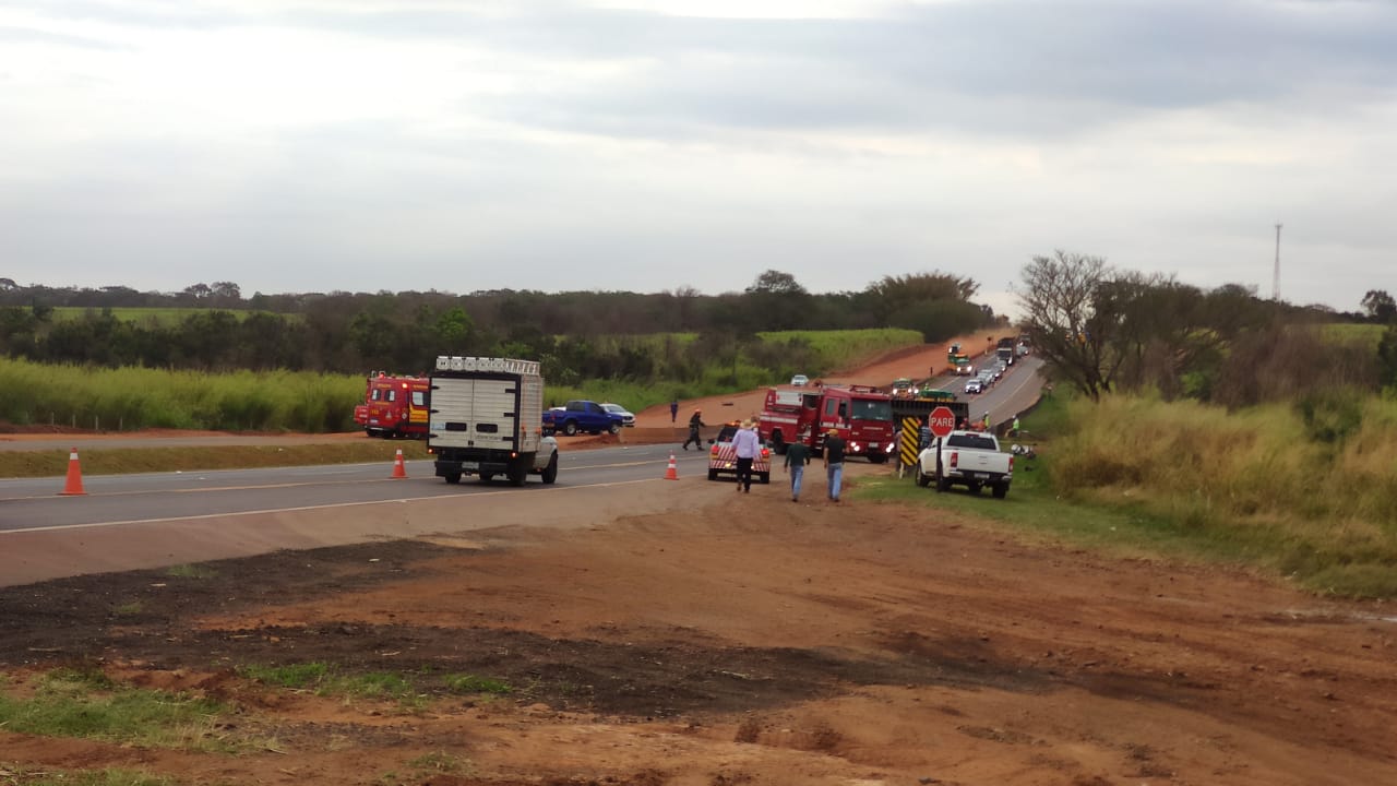 Foto 9 de 12 — ​Motorista fica gravemente ferido ao bater carro em caminhão de gado